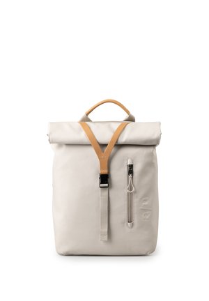 Rolltop-rugzak in roomkleur met tan leren riemen, voorvak met rits en één handvat aan de bovenkant, afgebeeld tegen een witte achtergrond.