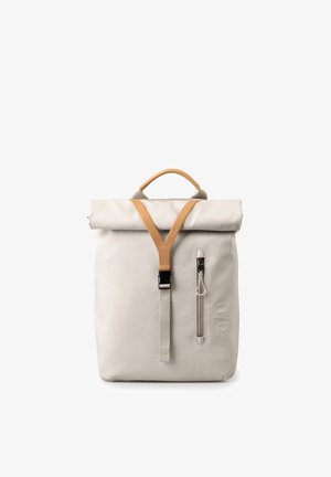 Cremefarbener Rucksack mit Rolltop, hellbraunen Lederriemen, vordere Reißverschlusstasche und einem einzelnen oberen Griff, vor weißem Hintergrund dargestellt.