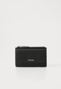 Portafoglio nero con motivo a logo impresso, chiusura con zip e accessori in tono argento. Forma rettangolare compatta con finitura liscia.