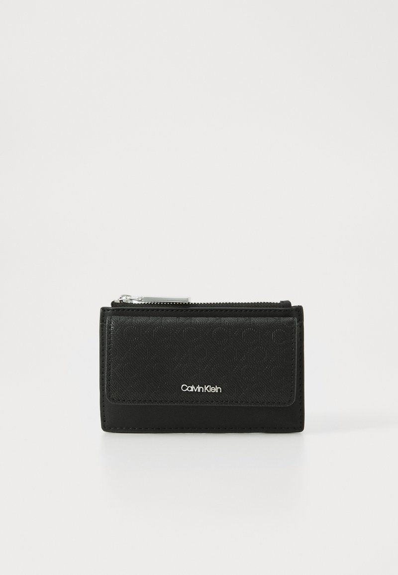 Portafoglio nero con motivo a logo impresso, chiusura con zip e accessori in tono argento. Forma rettangolare compatta con finitura liscia.