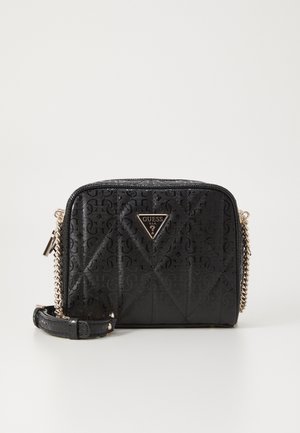 Sac bandoulière matelassé noir avec chaîne dorée et plaque logo Guess sur le devant, texturé avec un motif subtil.