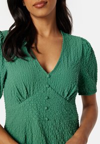 Bubbleroom V-NECK STRUCTURED SLIT MIDI DRESS - Denní šaty - green