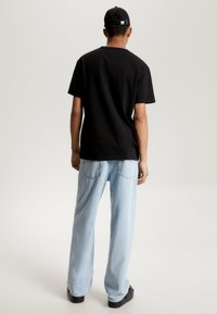 Tommy Jeans BADGE CLASSIC FIT - Basic póló - black