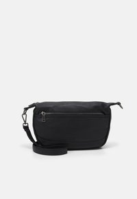 Sac en cuir noir à porter en bandoulière avec une surface texturée, doté d'une fermeture éclair supérieure et d'une sangle réglable. Inclut une poche zippée à l'avant.
