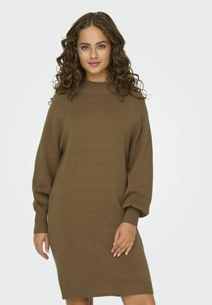 Vestido de punto marrón con un alto cuello acanalado, mangas sueltas y puños acanalados. Textura suave y diseño hasta la rodilla.
