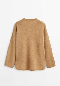Pull en maille couleur camel à manches longues avec un col rond, présenté à plat avec le dos vers le haut sur un fond blanc.