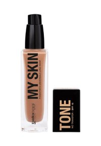 Fondotinta in bottiglia di vetro trasparente, di colore beige, con pompa nera. Accompagnato da un piccolo contenitore nero contrassegnato "TONE NO TRANSFER - SPF 15."
