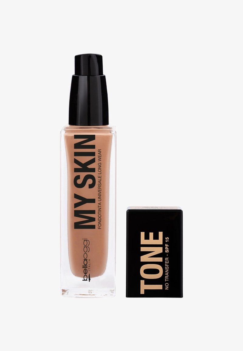 Fondotinta in bottiglia di vetro trasparente, di colore beige, con pompa nera. Accompagnato da un piccolo contenitore nero contrassegnato "TONE NO TRANSFER - SPF 15."