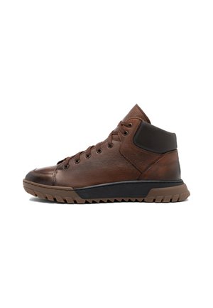 Zapato de cuero marrón tipo botín con diseño de cordones, suela negra en contrasta, parte superior texturizada y un cuello acolchado para mayor soporte.