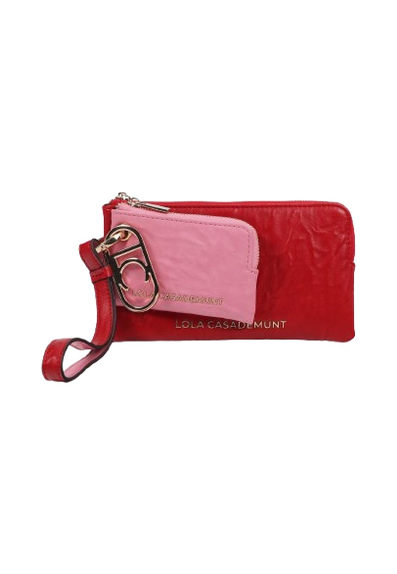 Červená kožená peněženka s růžovou přední kapsou, zlatými doplňky a zápěstním popruhem. Má viditelné švy a vystouplé logo na přední straně.