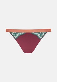 Tanga bourgogne avec une large ceinture élastique pêche. Présente un détail en dentelle verte à motifs floraux à l'arrière et une texture de tissu lisse.
