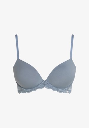 Soutien-gorge rembourré bleu clair avec bretelles réglables. La dentelle sur le bandeau ajoute de la texture. Fini en tissu lisse, forme de tasse triangulaire.