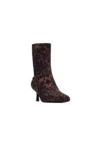Botas de tobillo de estampado de leopardo en tela suave, con punta afilada y tacón alto delgado. Presentan un diseño ajustado con una parte superior sin costuras y un hardware mínimo.