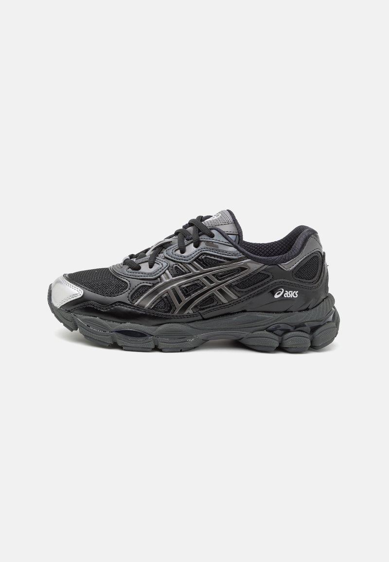 Chaussure de course ASICS noire et grise avec tige en mesh et synthétique, semelle épaisse et amortissante, et logo sur le côté, vue de l'extérieur.