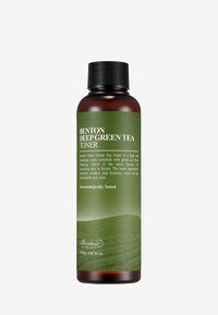 Brun plastflaska med ett svart matt lock. Grön etikett med texten "Benton Deep Green Tea Toner." Innehåller 150 ml produkt. Dermatologiskt testad.