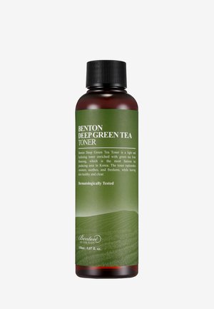 Brązowa plastikowa butelka z matowym czarnym zakrętką. Zielona etykieta informuje "Toner z zielonej herbaty Benton Deep Green". Zawiera 150 ml produktu. Testowany dermatologicznie.
