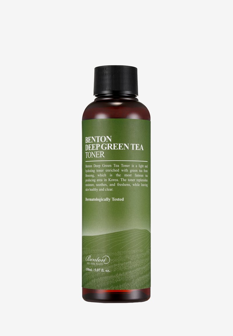 Brun plastflaska med ett svart matt lock. Grön etikett med texten "Benton Deep Green Tea Toner." Innehåller 150 ml produkt. Dermatologiskt testad.