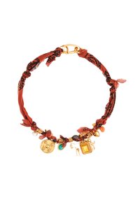 Collar de tela con estampado rojo y detalles en tono dorado, con varios charms que incluyen monedas y cuentas de colores.