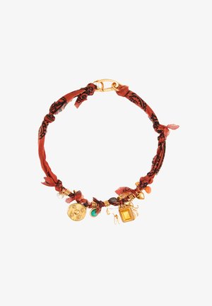 Collar de tela con estampado rojo y detalles en tono dorado, con varios charms que incluyen monedas y cuentas de colores.