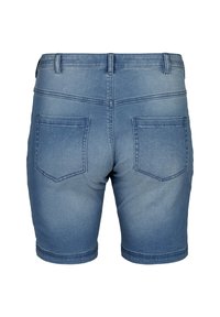 Shorts de mezclilla con un lavado azul claro descolorido, que cuentan con dos bolsillos traseros, una cintura y detalles cosidos a lo largo de las costuras.