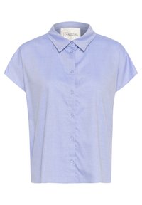 Jasnoniebieska koszula z krótkim rękawem, zapinana na guziki, z klasycznym kołnierzykiem i luźnym krojem. Tkanina ma delikatną fakturę.
