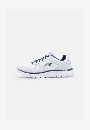 Scarpa sportiva bianca con accenti blu navy, tomaia in rete, suola ammortizzata, design con lacci e pannelli testurizzati. Presenta il logo del marchio sul lato.