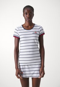 Vestido a rayas con tela blanca y líneas horizontales en navy, mangas cortas con acentos rojos y un pequeño logo en el pecho.