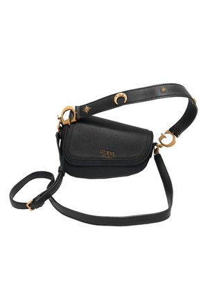 Sac bandoulière noir Guess avec logo doré, large bandoulière amovible ornée de clous en forme de soleil et de croissant de lune, et fine bandoulière ajustable.