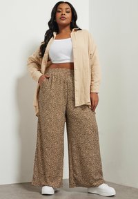 Yours Clothing ABSTRACT WIDE LEG - Pantaloni - brown