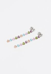 Orecchini a forma di cuore colorati con perline alternate rosa, verde, blu e viola, attaccati a perni in metallo argentato.