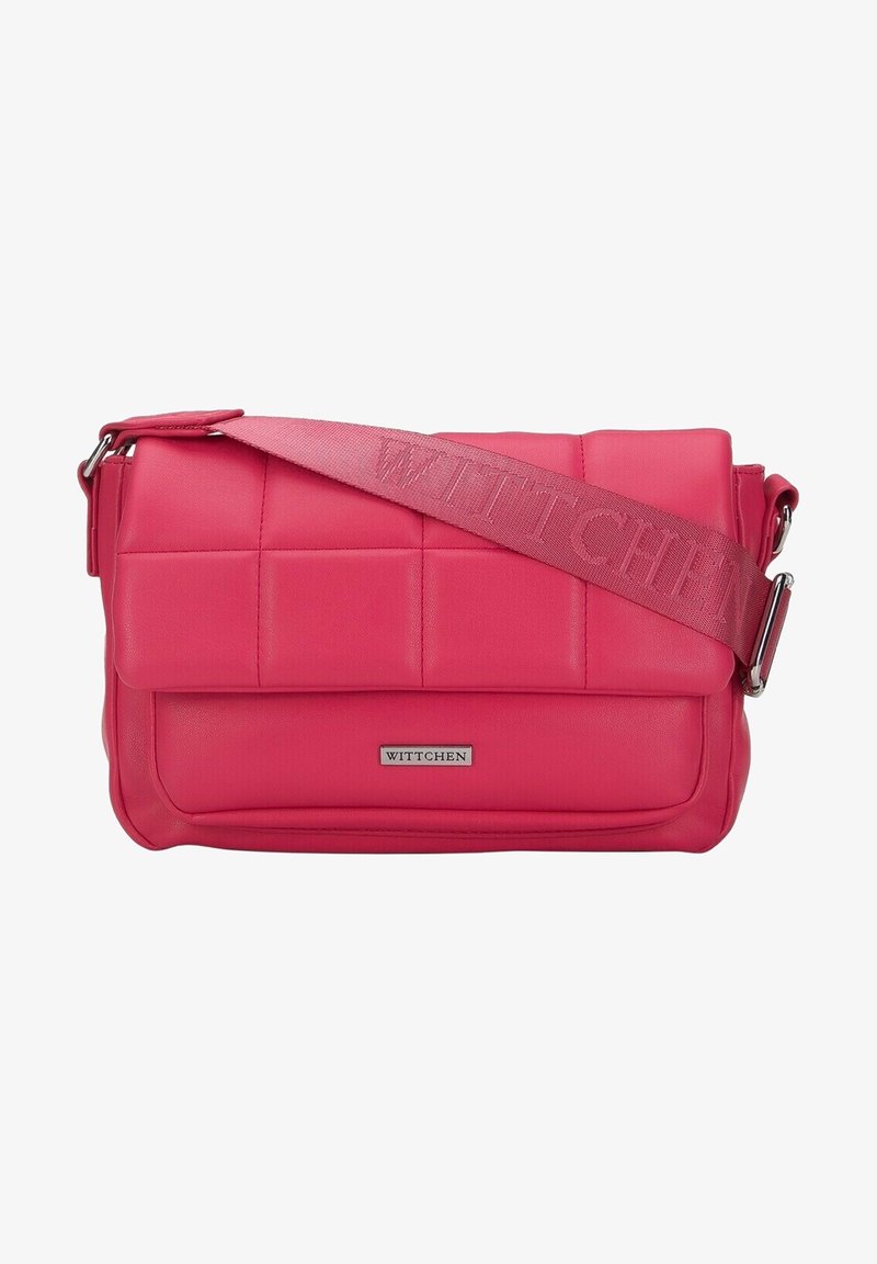 Borsa crossbody in ecopelle rosa con design trapuntato, patta magnetica e tracolla regolabile con nome del brand in rilievo. Accenti in hardware argentato.