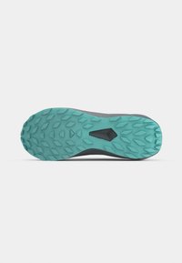 Semelle de chaussure de trail running en gris et turquoise. Comprend une semelle extérieure en caoutchouc texturée avec des crampons multidirectionnels pour une meilleure adhérence. Design léger.