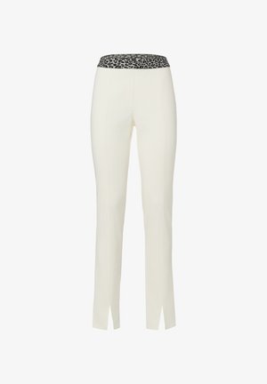 Pantalon blanc coupe slim avec fentes avant aux chevilles et taille élastique imprimée léopard noir et blanc.