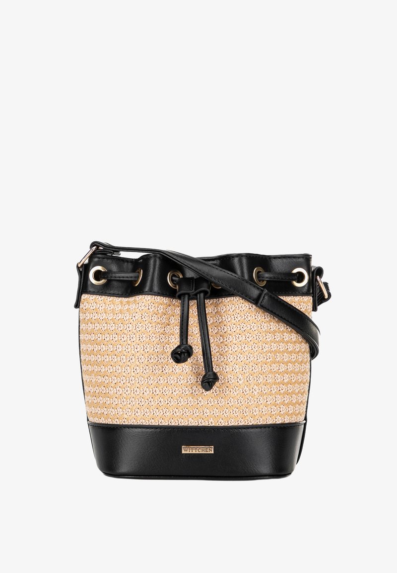 Torba typu bucket wykonana z beżowego plecionego materiału, z czarnymi skórzanymi akcentami, złotymi detalami oraz zaciąganym zapięciem.