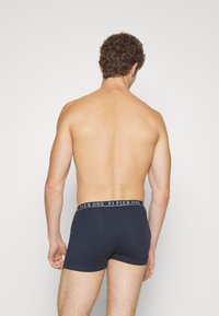 Námornícky modré boxerské trenky s elastickým pásom s logom; hladká látka; priliehavý strih; zadný pohľad, zobrazuje stredne vysoký strih.