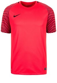 Lys rød Nike t-shirt med korte ærmer. Skuldrene har sorte vandrette striber. Lavet af letvægtsstof for komfort.