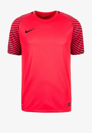 T-shirt Nike rouge vif à manches courtes. Les épaules présentent des bandes noires horizontales. Fait en tissu léger pour un confort optimal.