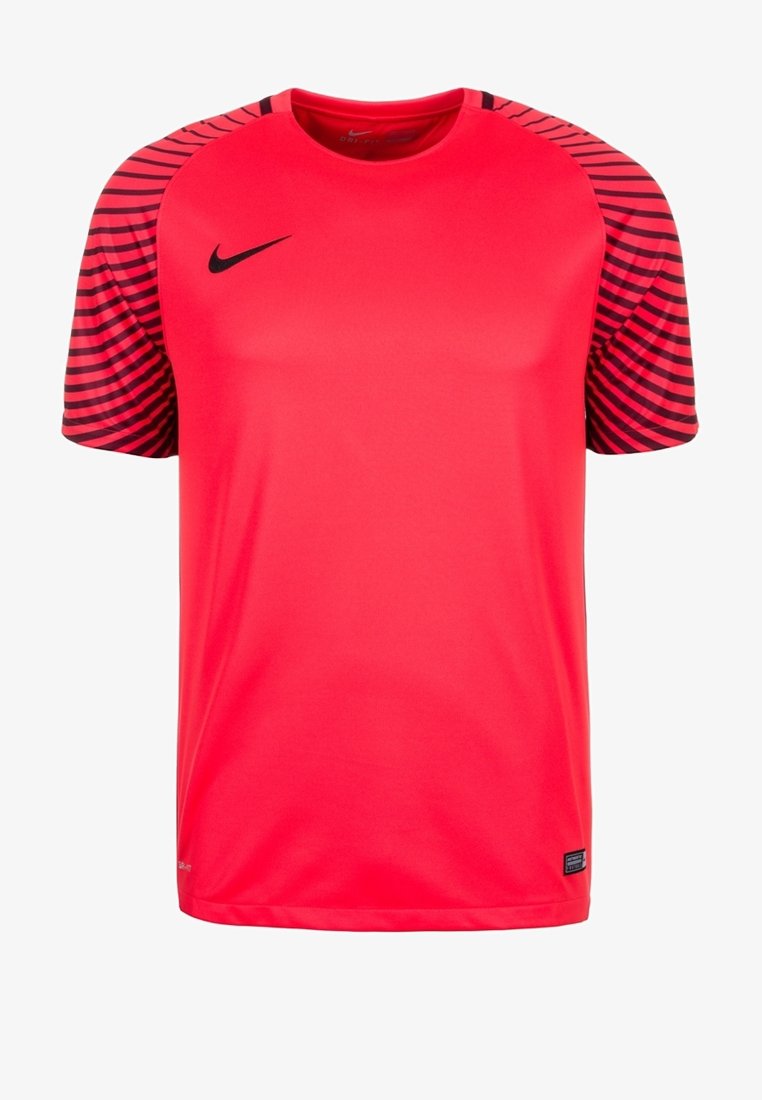 Jasnoczerwony T-shirt Nike z krótkim rękawem. Na ramionach znajdują się czarne poziome paski. Wykonany z lekkiego materiału dla komfortu.