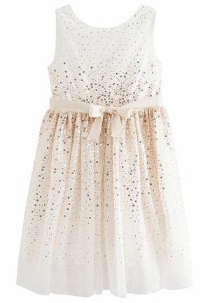 Robe blanche sans manches avec sequins dorés, jupe froncée et ruban assorti noué en nœud à la taille.
