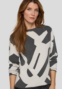 Grau-weißer Pullover mit abstrakten Mustern, Rundhalsausschnitt und langen Ärmeln, aus weichem Stoff mit glatter Textur.