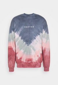 Felpa tie-dye con tonalità blu, verde e rosa. Collo e polsini a costine, con "KAOTIKO" stampato in bianco sulla parte posteriore.