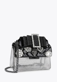 Schwarze Handtasche aus Lackleder mit silbernen Nieten und Strass-Akzenten, versehen mit einer strukturierten oberen Klappe, einem Kettenriemen und einer dekorativen Schnalle.