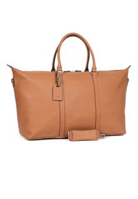 Borsa da viaggio in pelle color cuoio con manici superiori, chiusura con zip e tracolla regolabile. Presenta un'etichetta per i bagagli e una texture morbida.
