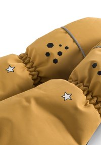 Muffole imbottite in tessuto giallo senape con polsini elastici. Presentano motivi esagonali neri e un accento a forma di stella bianca. Superficie morbida e texturizzata.