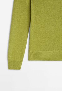 Manche et partie inférieure d'un pull en tricot vert avec poignets et ourlet côtelés sur fond blanc.