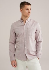 Camisa de manga larga con botones en rojo claro y rayas verticales blancas, hecha de algodón, con un bolsillo en el pecho y un diseño de cuello clásico.