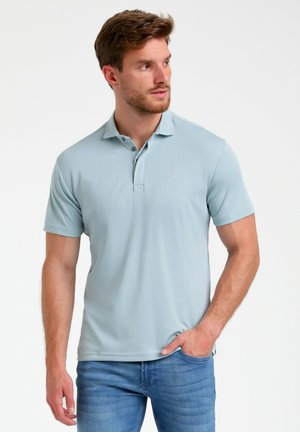 Hellblaues Poloshirt mit kurzen Ärmeln, zweiknopfigem Kragen und subtiler Logostickerei auf der Brust, aus einem glatten, atmungsaktiven Stoff gefertigt.