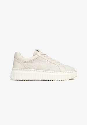 Hellbeige Sneaker mit einem strukturierten Stoffoberteil, glatten Lederakzenten, klassischem Schnürverschluss und einer geriffelten Gummisohle.