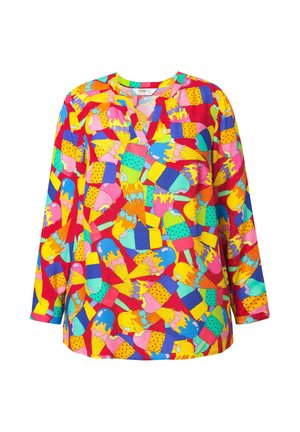 Chemise à manches longues colorée ornée d'un imprimé intégral de cornets de glace et de sucettes en rose, bleu, jaune et vert sur un fond rouge.