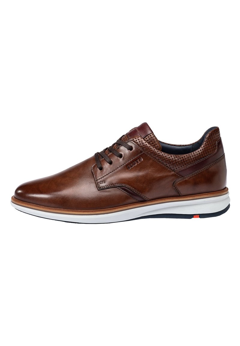 Braune Lederschuhe mit einer glatten Oberfläche, perforierten Akzenten, runder Zehenpartie und weißer Gummisohle. Dunkle Innenauskleidung und braune Schnürsenkel.